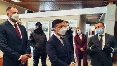 Володимир Зеленський анонсував електронну чергу у пункті пропуску "Тиса" Володимир Зеленський анонсував електронну чергу у пункті пропуску "Тиса"