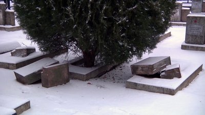 У Херсоні поліція розшукує осіб, причетних до вандалізму на меморіальному кладовищі У Херсоні поліція розшукує осіб, причетних до вандалізму на меморіальному кладовищі