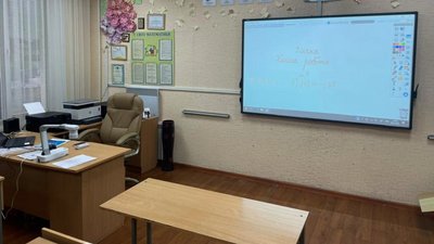 Школи Київщини, які постраждали від російської агресії, отримали комп'ютерне обладнання — Кулеба