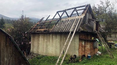 Пожежа на Міжгірщині: вогонь знищив покрівлю літньої кухні та 6 центнерів сіна