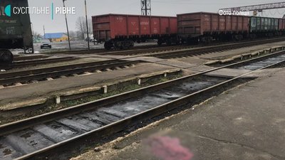 Спіткнувся і потрапив під потяг: що відомо про інцидент на рівненській залізниці