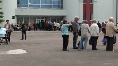 Черги є: у восьми школах Рівного почали видавати борошно від ООН Черги є: у восьми школах Рівного почали видавати борошно від ООН