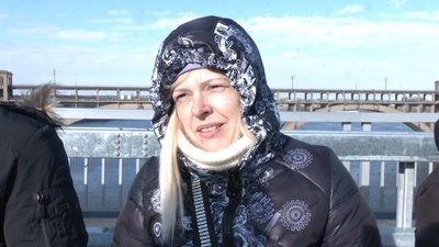 До Дня соборності та з нагоди відкриття руху на вантовому мості запоріжці утворили "живий ланцюг" До Дня соборності та з нагоди відкриття руху на вантовому мості запоріжці утворили "живий ланцюг"