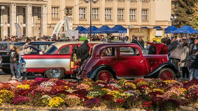 Від вінтажних автівок до спорткарів: в Ужгороді відбулась автомобільна виставка Від вінтажних автівок до спорткарів: в Ужгороді відбулась автомобільна виставка