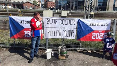 Чеським вболівальникам заборонили вивісити прапор України на ЧС з хокею. Як вони вирішили обійти заборону: фото