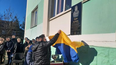 На Івано-Франківщині відкрили меморіальну дошку полеглому військовослужбовцю Миколі Проданюку