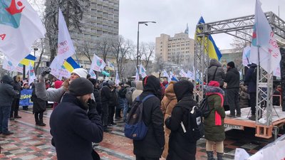 У Києві під Радою зібрався мітинг противників вакцинації У Києві під Радою зібрався мітинг противників вакцинації