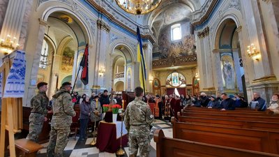 У Тернополі прощаються із загиблим добровольцем Вадимом Гайдіним У Тернополі прощаються із загиблим добровольцем Вадимом Гайдіним