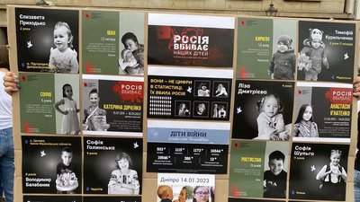 Збирають гумдопомогу та плетуть маскувальні сітки. Як українці допомагають Дніпру та армії з-за кордону Збирають гумдопомогу та плетуть маскувальні сітки. Як українці допомагають Дніпру та армії з-за кордону