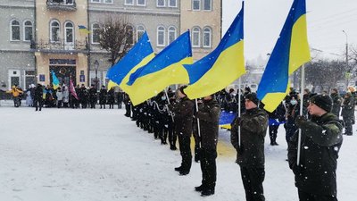 Майже тисяча учасників і 200-метровий прапор: у центрі Луцька – символічний "ланцюг єднання" Майже тисяча учасників і 200-метровий прапор: у центрі Луцька – символічний "ланцюг єднання"
