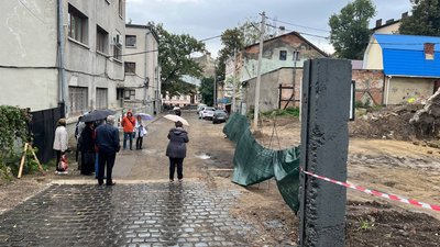 У Чернівцях вийшли на пікет до котловану на Шептицького: вимагають припинити будівництво У Чернівцях вийшли на пікет до котловану на Шептицького: вимагають припинити будівництво