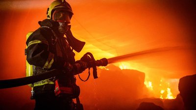 Рятувальники ліквідовують наслідки атаки Рятувальники ліквідовують наслідки атаки