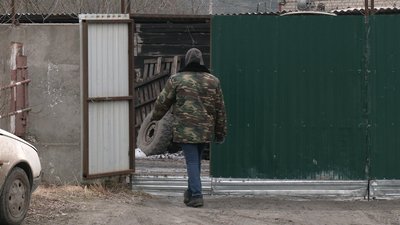 На Рівненщині люди скаржаться на завод та заявляють про шкідливі викиди На Рівненщині люди скаржаться на завод та заявляють про шкідливі викиди