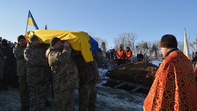 Прощання з воїном на кладовищі Прощання з воїном на кладовищі