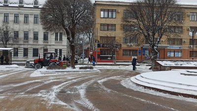 Снігопад у Вінниці: як комунальники прибирають місто