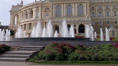 Біля Одеського оперного театру пошкодили фонтан. Мерія звинуватила "вандалів"