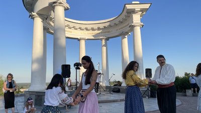 У центрі Полтави влаштували благодійні танці, аби зібрати гроші на авто для ЗСУ