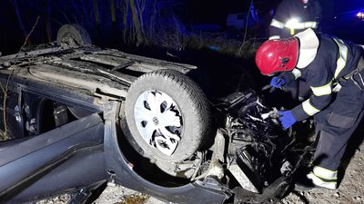 Аварія трапилася 7 грудня близько опівночі поблизу села Кривчик Дунаєвецького району. Фото: ГУ ДСНС у Хмельницькій області Аварія трапилася 7 грудня близько опівночі поблизу села Кривчик Дунаєвецького району. Фото: ГУ ДСНС у Хмельницькій області