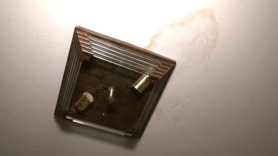 Поки підрядна організація в Миколаєві ремонтує дах багатоповерхівки, квартири заливає дощем Поки підрядна організація в Миколаєві ремонтує дах багатоповерхівки, квартири заливає дощем