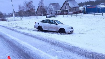 На Рівненщині автомобіль збив 12-річну дівчинку, яка перебігала дорогу. Її госпіталізували