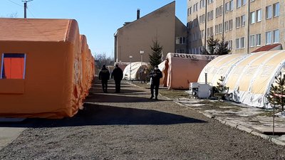 Готовий приймати хворих. На Прикарпатті розгорнули перший в Україні мобільний госпіталь Готовий приймати хворих. На Прикарпатті розгорнули перший в Україні мобільний госпіталь