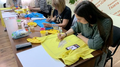 У Рівному виготовляли хустки патріотичними малюнками, щоб зібрати кошти для ЗСУ У Рівному виготовляли хустки патріотичними малюнками, щоб зібрати кошти для ЗСУ