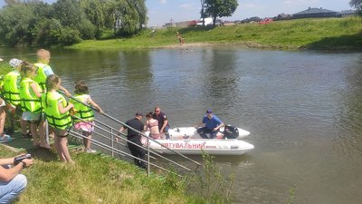 Безпечне купання та порятунок на воді: у Луцьку рятувальники провели інструктаж для відпочивальників Безпечне купання та порятунок на воді: у Луцьку рятувальники провели інструктаж для відпочивальників
