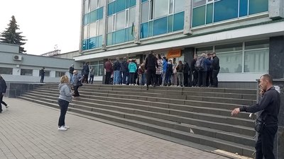 Черга за маркою біля Хмельницького поштампу Черга за маркою біля Хмельницького поштампу