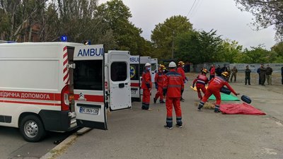 Силовики, бронетехніка та заручники: у Миколаєві відбулись антитерористичні навчання Силовики, бронетехніка та заручники: у Миколаєві відбулись антитерористичні навчання