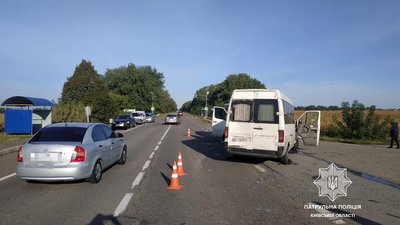 На Київщині у ДТП потрапили фура, легковик та два автобуси, є травмовані