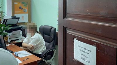 1300 доларів за зняття арешту з майна: львівську посадовицю підозрюють у хабарництві