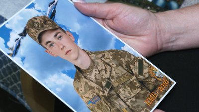 "Тепер обіймаю тільки його форму": як живуть родичі загиблих в авіатрощі АН-26 "Тепер обіймаю тільки його форму": як живуть родичі загиблих в авіатрощі АН-26