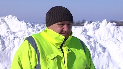 На Рівненщині через перемети фельдшер на руках ніс хворого до "швидкої" На Рівненщині через перемети фельдшер на руках ніс хворого до "швидкої"