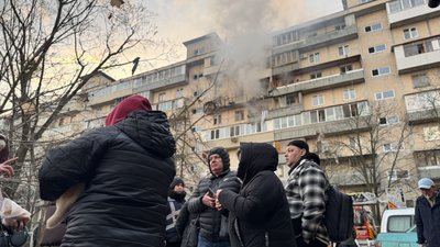 "Батьки лише повернулися в Київ, а зараз їх дістають із заваленої квартири": кияни про нічний обстріл