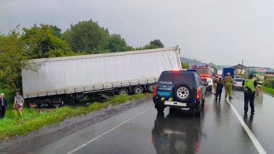 На Прикарпатті зіткнулися фура та легковик. Двоє людей у лікарні На Прикарпатті зіткнулися фура та легковик. Двоє людей у лікарні