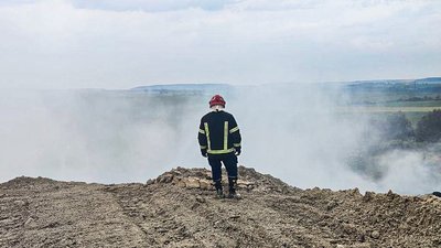 На Тернопільщині продовжують гасити пожежу на сміттєзвалищі На Тернопільщині продовжують гасити пожежу на сміттєзвалищі