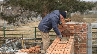 "Працюємо в темпі": як у вінницькому зоопарку зводять зимівник та вольєри для тварин