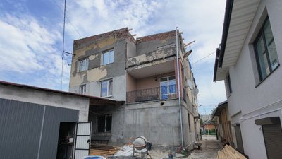 На Тернопільщині будинок, у якому вітер зірвав дах, затоплює під час дощів