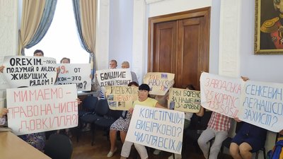 Прийшли до депутатів. Жителі будинків, що на вул. Заводській, 35 в Миколаєві, вимагають відселення Прийшли до депутатів. Жителі будинків, що на вул. Заводській, 35 в Миколаєві, вимагають відселення