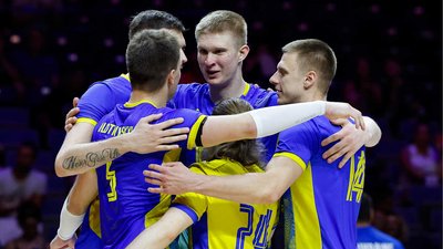 Збірна України з волейболу святкує перемогу проти Німеччини в грі Ліги націй