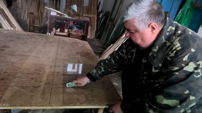 Чоловік ріже скло для вікон, 30 жовтня 2023, Славутська громада Чоловік ріже скло для вікон, 30 жовтня 2023, Славутська громада