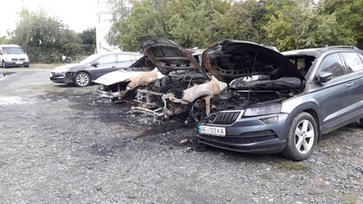 У Полтаві горіло шість легковиків: справу розслідують як підпал У Полтаві горіло шість легковиків: справу розслідують як підпал