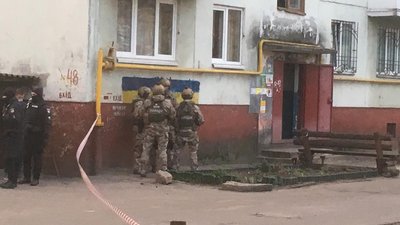 У центрі Житомира у супроводі стрілянини затримали чоловіка, який був у розшуку