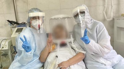 У франківській обласній лікарні для хворих на пневмонію і COVID використовують шоломи