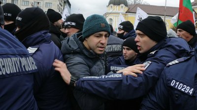 Штурмували парламент та вмикали російські пісні. У Болгарії протестували проти COVID-сертифікатів Штурмували парламент та вмикали російські пісні. У Болгарії протестували проти COVID-сертифікатів