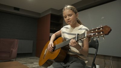 Чемпіонка світу з бальних танців Ніколь Корбут грає на гітарі