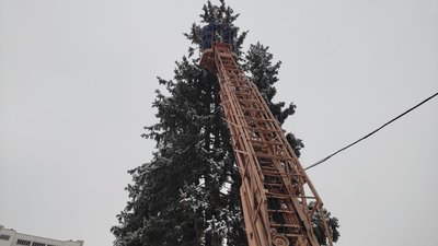 Луцьк почали прикрашати до Нового року: скільки вартує оздоблення міста Луцьк почали прикрашати до Нового року: скільки вартує оздоблення міста