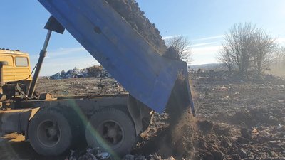 У Тлумачі на Франківщині рятувальники третій день гасять сміттєзвалище У Тлумачі на Франківщині рятувальники третій день гасять сміттєзвалище