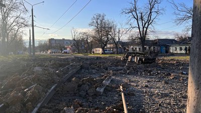 Зруйнована обстрілом трамвайна колія, дорога, згоріла автівка, 17 березня 2024 року Зруйнована обстрілом трамвайна колія, дорога, згоріла автівка, 17 березня 2024 року
