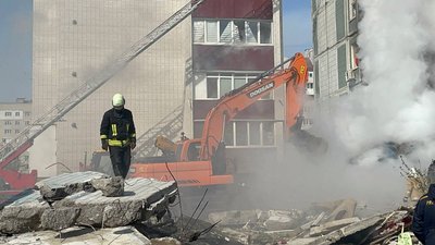 "Хлопець побачив, що немає пів під’їзду": жителі Умані розповіли про влучання ракети у багатоповерхівку "Хлопець побачив, що немає пів під’їзду": жителі Умані розповіли про влучання ракети у багатоповерхівку